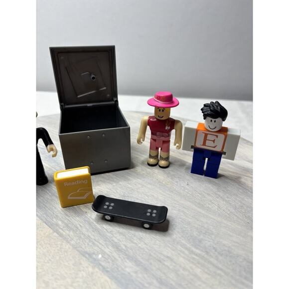 ROBLOX High School Action Figures With Accessories Skateboard, Locker, Book - Picture 3 of 4